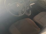 une petite voiture équipée d'un volant et d'un tableau de bord