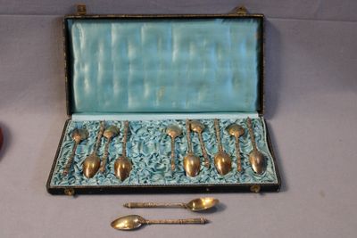 de nombreuses cuillères et des cuillères-cuillères rangées dans un coffret