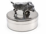 une image représentant une assiette en argent sur laquelle figure un cochon
