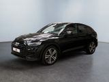 un SUV Audi noir garé dans une pièce aux murs blancs