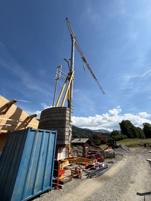 une grue installée au sommet d'un immeuble