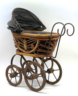 Landau de poupée en osier tressé, tissu et métal.