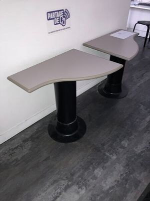 2 table dessus bois mélaminé gondolé pied cylindre métal noir
