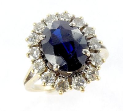 une bague à grappes sertie d'un saphir bleu et de diamants