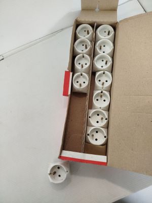 une boîte en carton contenant tout un tas de boutons blancs