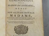 un livre ouvert sur lequel figure l'image d'une couronne