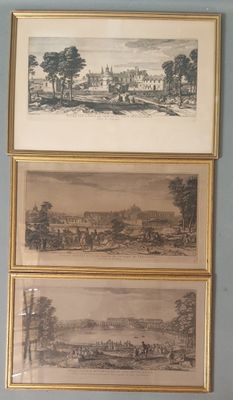 trois reproductions encadrées représentant un paysage avec un château en arrière-plan