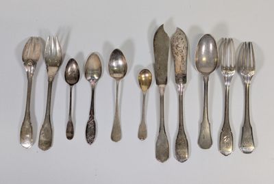 beaucoup de cuillères en argent et de cuillères à soupe sur une table