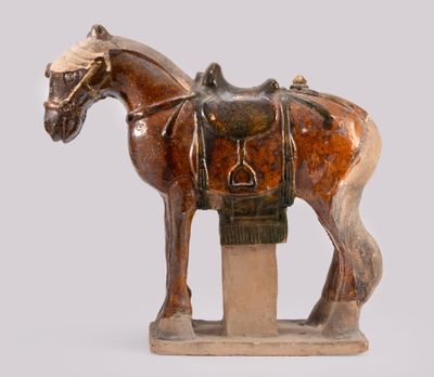 CHEVAL en terre cuite à glaçure marron et verte (accidents e…