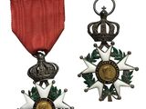 deux médailles et un ruban rouge orné d'une étoile