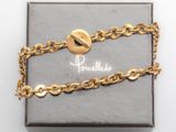 le bracelet à chaîne en or est fixé à une boîte grise