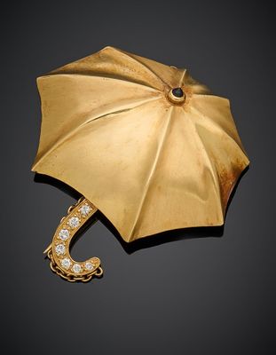 une photo d'une broche en forme de parapluie en or et diamants