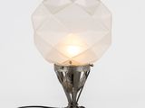 une photo d'une lampe de table munie d'un abat-jour en verre