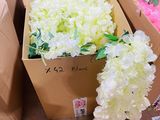 Plusieurs boîtes de fleurs sont alignées sur une table