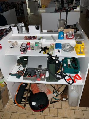 un établi sur lequel sont posés de nombreux outils