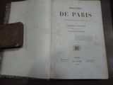 un livre ouvert posé sur une table, avec un étui en cuir