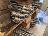 plusieurs morceaux de bois empilés les uns sur les autres dans une pièce