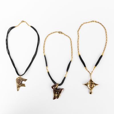 Richard Richèse (XX-XXI) Deux colliers avec pendentif, bronz…