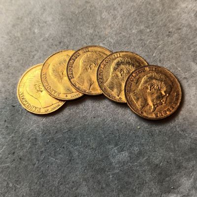 un gros plan sur un tas de pièces d'or posées sur une table