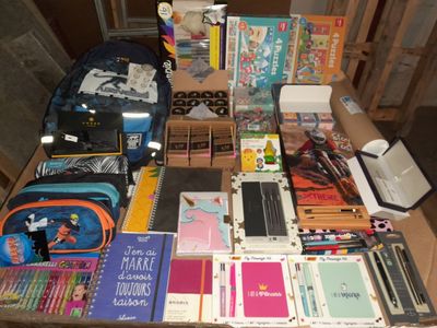 beaucoup de fournitures scolaires et de livres sur la table