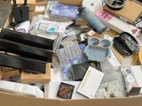 une boîte en carton remplie d'objets hétéroclites sur une table