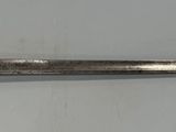 une vieille épée accrochée au mur d'une pièce