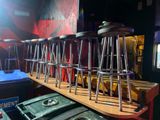 beaucoup de tabourets posés sur une étagère