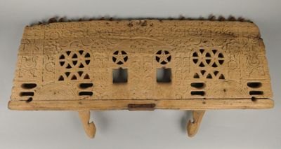 un vieux banc en bois orné de sculptures sur fond blanc