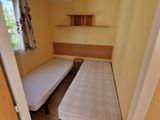 deux lits jumeaux dans cette petite chambre dotée d'une fenêtre