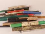 de nombreux stylos de différentes couleurs sur une surface blanche