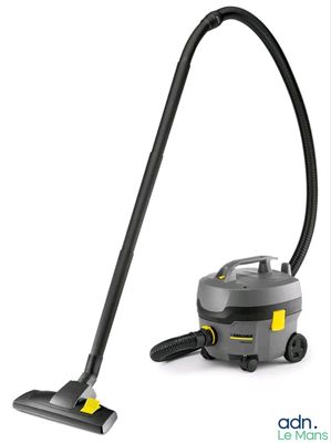 un aspirateur avec un manche jaune et un tuyau noir