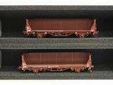 deux wagons de train miniature empilés l'un sur l'autre dans une boîte