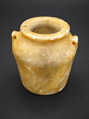 l'image d'un vase en argile sur fond noir