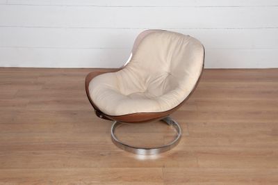 une chaise qui se trouve dans une pièce avec du parquet