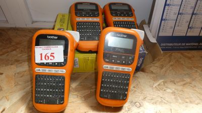 trois téléphones portables orange posés les uns sur les autres sur une table