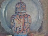 tableau représentant un vase bleu et blanc orné de fleurs posé sur une table