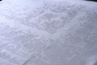 un gros plan d'une nappe à motifs