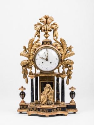 une horloge posée sur une table