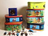 tout un tas de jouets en fer-blanc posés sur une table