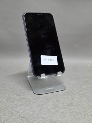 un téléphone portable posé sur un support