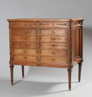 Commode argentier en noyer ouvrant par douze tiroirs.