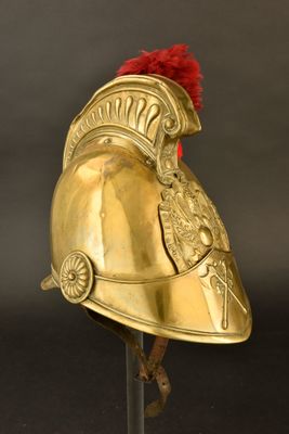 casque d'un soldat romain avec une crête rouge sur fond noir