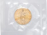 un gros plan d'une pièce de monnaie dans un sachet en plastique posé sur une surface blanche