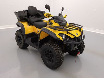une photo d'un quad jaune et noir