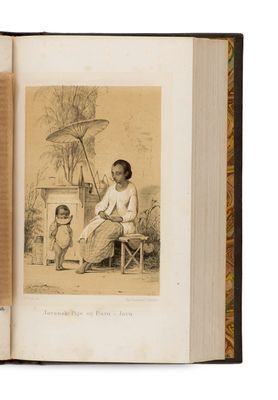 un livre ouvert sur lequel figure l'image d'une femme et d'un enfant
