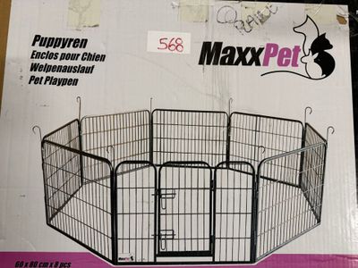emballage d'un parc pour chien en vente, posé sur une table