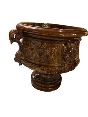 un vase marron posé sur un socle