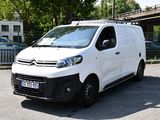 une camionnette blanche garée dans un parking