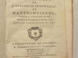 un vieux livre posé sur une table à côté d'une tasse de café