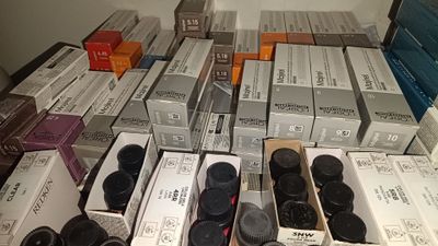 un grand nombre de boîtes posées sur une table